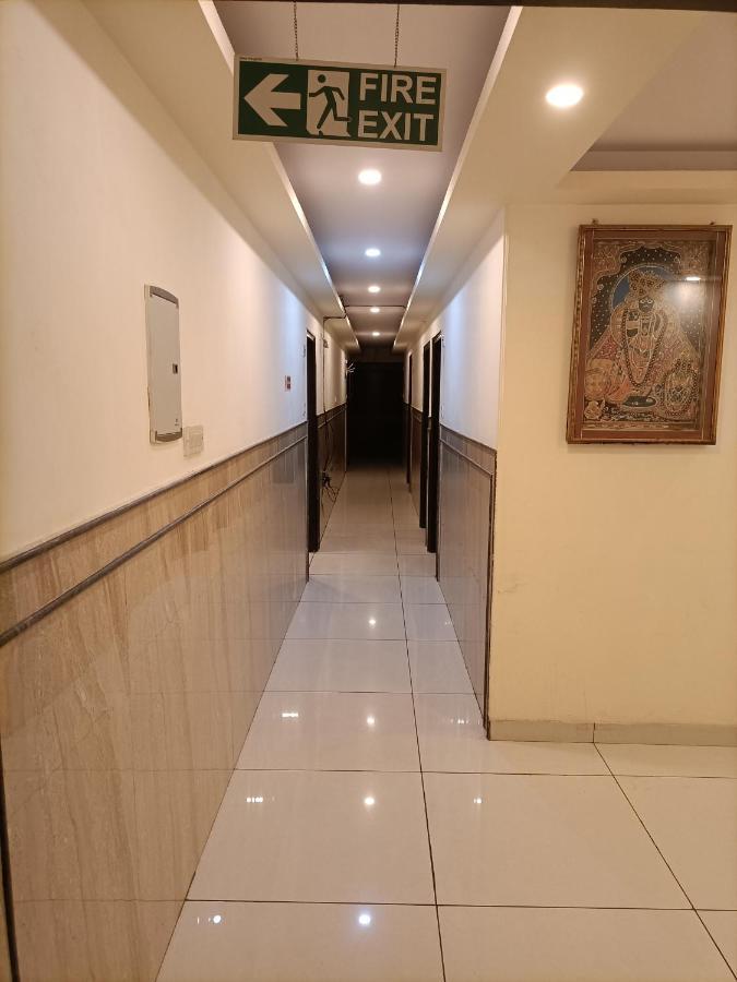 Hotel Aerotech Near Igi Airport Нью-Дели Экстерьер фото
