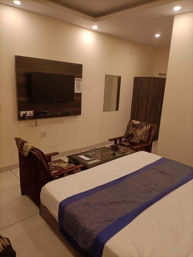 Hotel Aerotech Near Igi Airport Нью-Дели Экстерьер фото