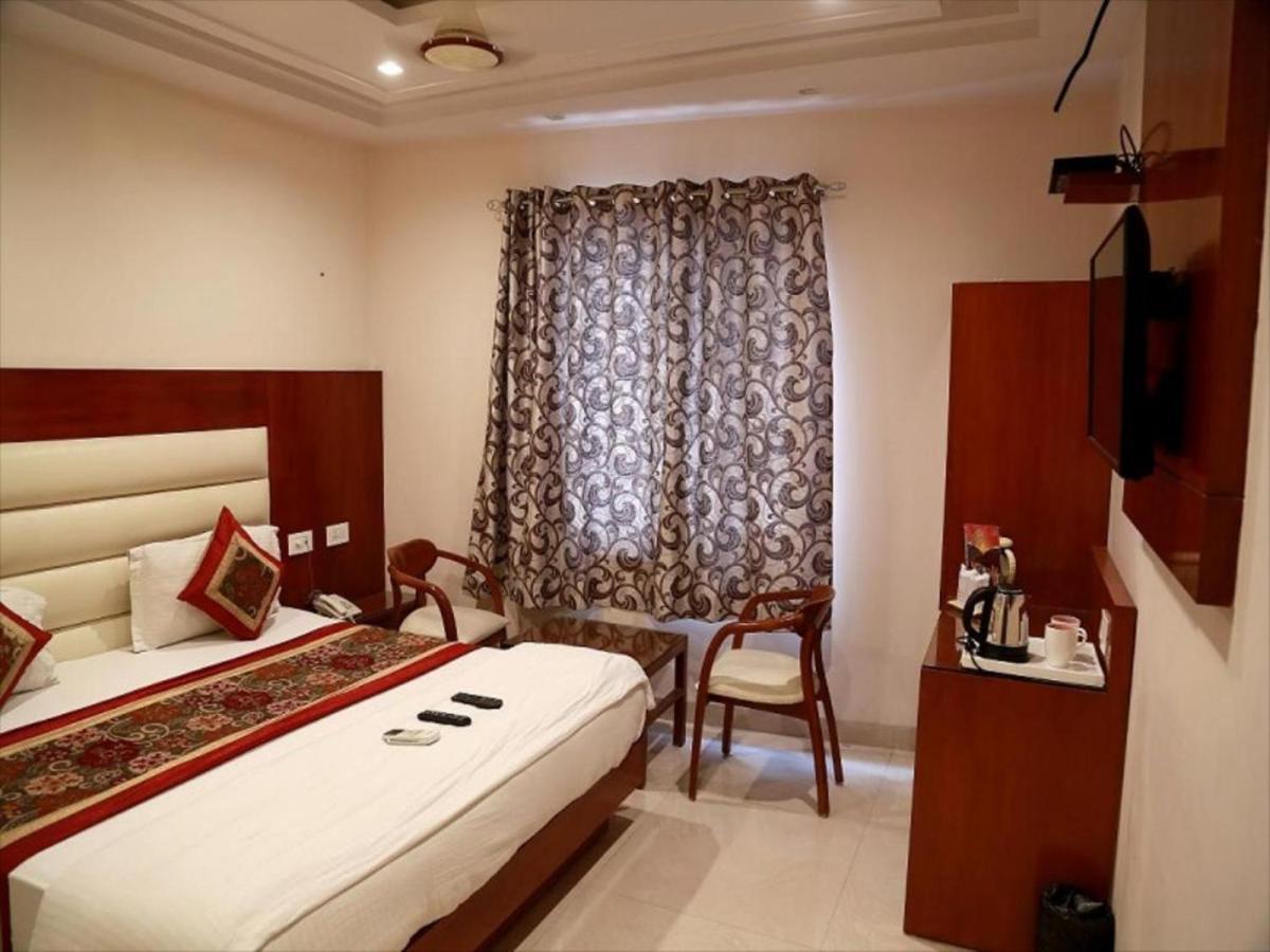 Hotel Aerotech Near Igi Airport Нью-Дели Экстерьер фото