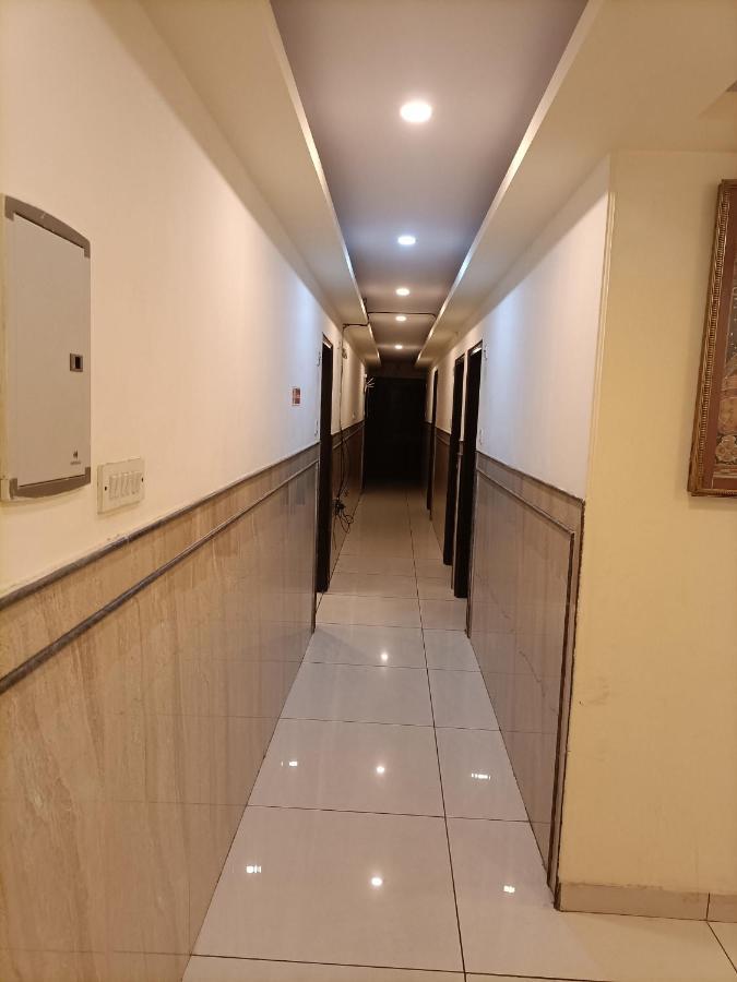 Hotel Aerotech Near Igi Airport Нью-Дели Экстерьер фото