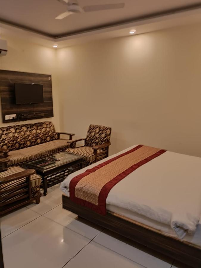 Hotel Aerotech Near Igi Airport Нью-Дели Экстерьер фото